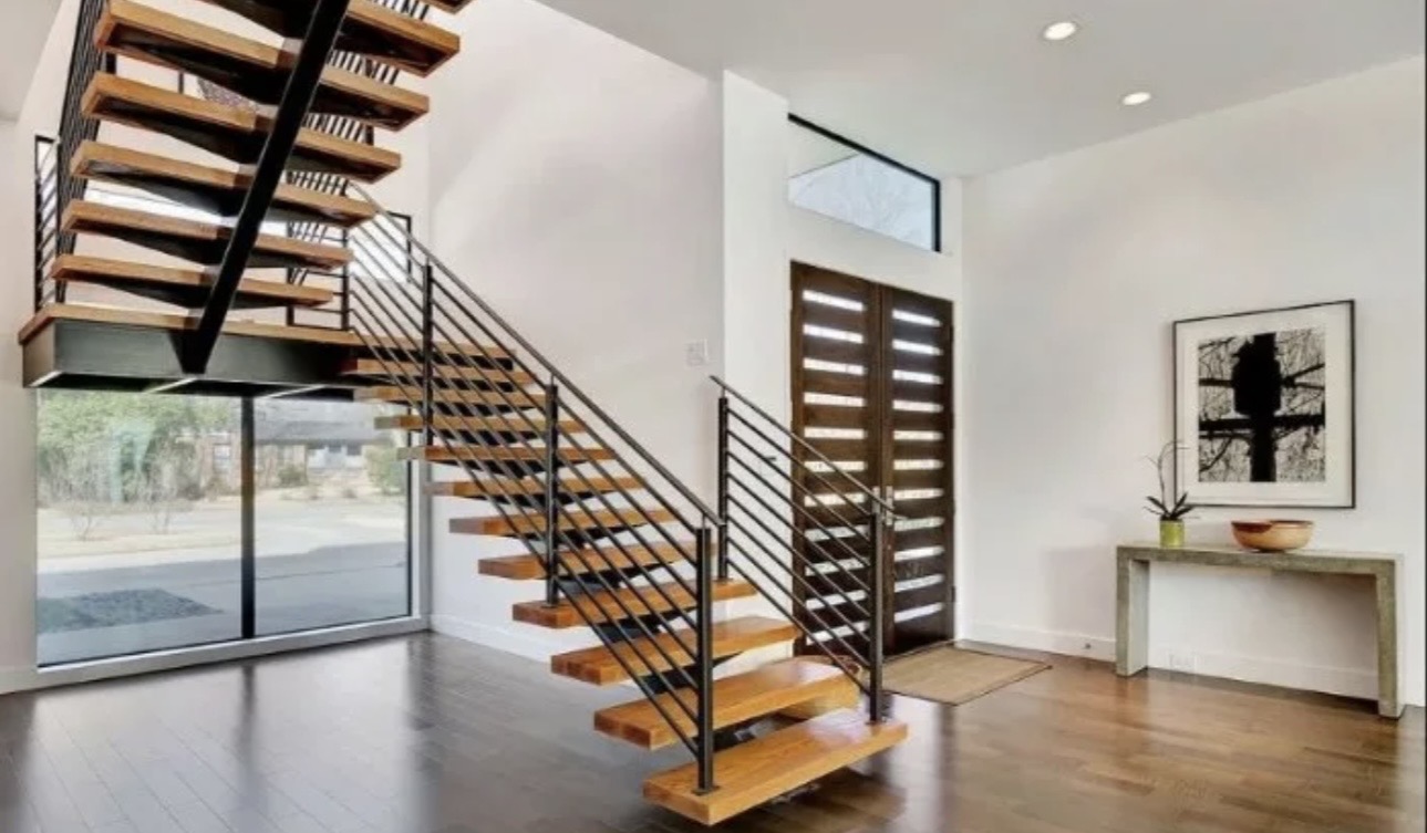 Maßgefertigte Treppe aus Holz und Glas